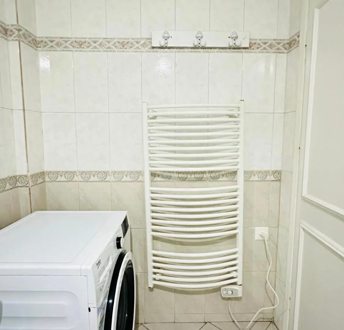 Warm & Spacious Apartment With Balcony Tirana